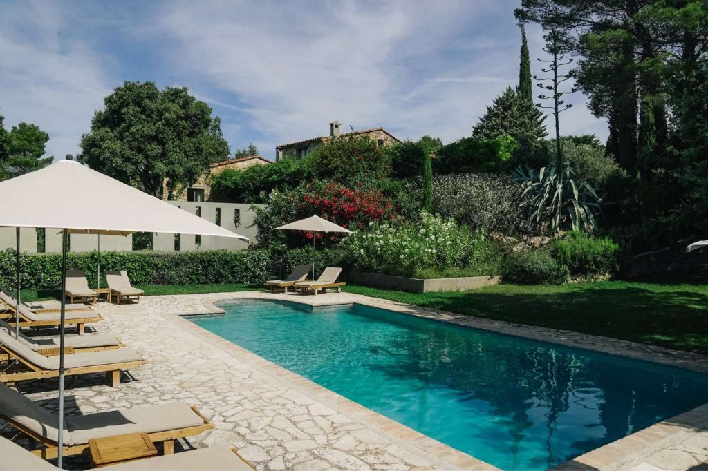Photo de la piscine du domaine Monte Verdi à Tourtour avec en arrière fond la maison principale